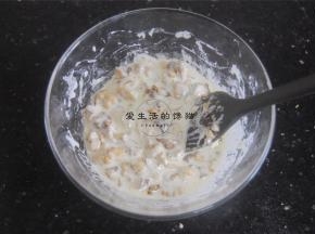 倒入核桃仁拌匀，冷藏15分钟，就会变稠一些。