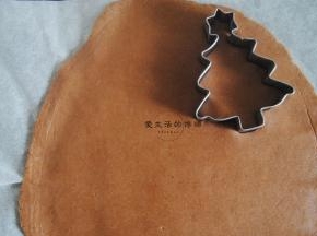 取出姜饼面团用擀面杖隔着油纸擀成大约0.3mm厚度的面片。