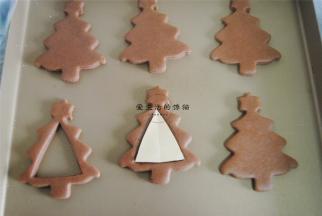 用圣诞树模具切出面片，放在不粘烤盘上。