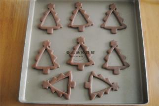 剪出适合的三角形，将圣诞树的中间挖空，用勺子填入焦糖核桃的材料，只要放一半就行，不要贪心放多哦~