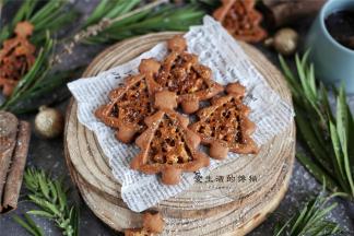 出炉放冷了之后再脱模，热的时候馅是软的，强行脱模会掉馅哦~