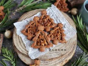 出炉放冷了之后再脱模，热的时候馅是软的，强行脱模会掉馅哦~
