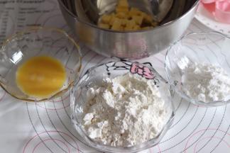 准备食材，黄油切小块，软化。