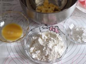 准备食材，黄油切小块，软化。