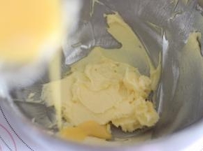 分次倒入打散的蛋液，每次都是混合好后再倒入剩余蛋液。