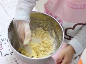 把散的黄油面粉粒利用手温再聚拢。