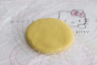 放入保鲜袋中，压扁，放入冰箱，冷藏30分钟。