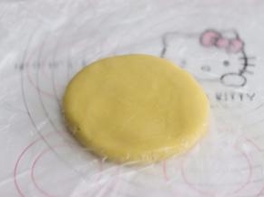 放入保鲜袋中，压扁，放入冰箱，冷藏30分钟。