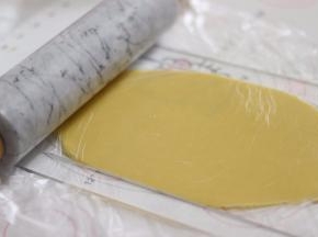 冷藏好后，用擀面杖擀成约0.5CM的饼干片。