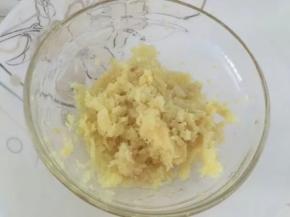 泡鸡翅的时候可以准备大蒜汁，大蒜4粒切碎，放入蒜臼捣成泥，加少量清水浸泡10分钟。