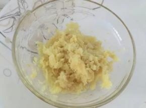 泡鸡翅的时候可以准备大蒜汁，大蒜4粒切碎，放入蒜臼捣成泥，加少量清水浸泡10分钟。