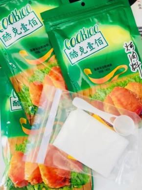 加入准备好的cook100新奥尔良烤翅腌料。