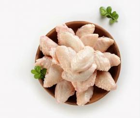 鸡翅用清水浸泡半小时以上，洗净 用厨房纸擦干水分或沥干 装盆备用