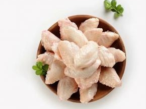 鸡翅用清水浸泡半小时以上，洗净 用厨房纸擦干水分或沥干 装盆备用