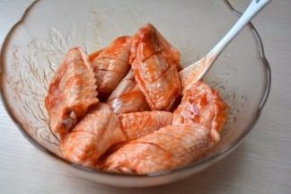 加入过滤后的蒜汁水，反复搅拌，放入冰箱冷藏24小时。