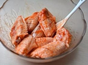 加入过滤后的蒜汁水，反复搅拌，放入冰箱冷藏24小时。