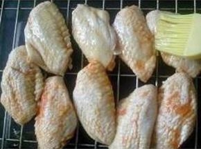 取出重复正反两面刷薄薄一层蜂蜜，翻面放入烤箱继续烤约10分钟。