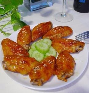 看到鸡翅上色较深时取出装盘。