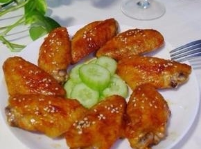 看到鸡翅上色较深时取出装盘。