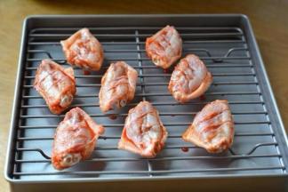 烤箱预热200度，鸡翅正反两面刷薄薄一层蜂蜜，入预热好的烤箱烤15分钟