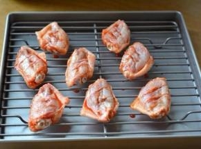 烤箱预热200度，鸡翅正反两面刷薄薄一层蜂蜜，入预热好的烤箱烤15分钟