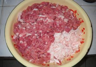 准备好新鲜猪肉，洗净；肥肉分别切筷子粗细丝。