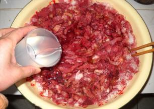 倒入高度白酒。