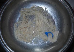 提前准备好盐渍羊肠衣。