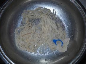 提前准备好盐渍羊肠衣。
