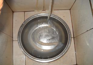 用流动自来水将肠衣冲洗一下，检查有无破损，再用清水浸泡2小时。