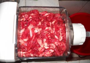 猪肉放入面条机搅拌桶内。