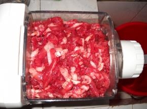 猪肉放入面条机搅拌桶内。