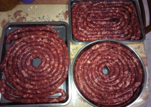 灌好的香肠静置半小时。