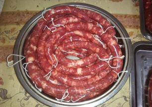 用粗棉线扎成小节。