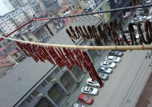 悬挂于阴凉处阴干半天，用牙签或细细的钢针在每节肠衣表面扎出数个小孔，以便于肠衣排气。
阳台上阴干半天，阳光下晾晒至香肠干而不硬，装入保鲜袋，入冰箱冷冻保存，随吃随取。