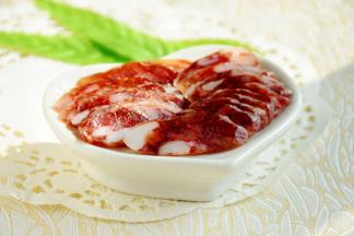 蒸熟的香肠切片食用口感最佳。