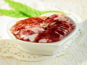 蒸熟的香肠切片食用口感最佳。