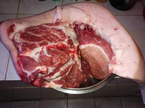 准备好新鲜猪腿肉。