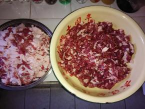 猪肉洗净、去皮，肥瘦分别切成筷子粗细丝。