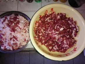 猪肉洗净、去皮，肥瘦分别切成筷子粗细丝。