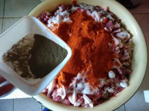 加入黑胡椒粉。