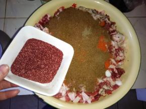 加入红曲米粉。