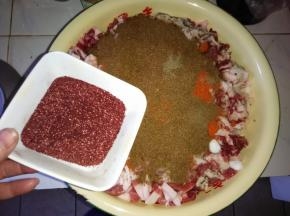 加入红曲米粉。