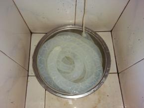 盐渍肠衣在流水下冲洗掉盐分，顺便检查有无破损。