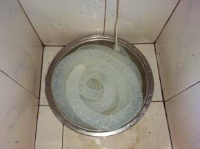 盐渍肠衣在流水下冲洗掉盐分，顺便检查有无破损。