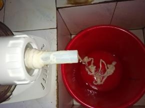 洗净的肠衣轻轻穿套在灌肠器上。