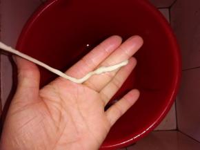 肠衣一段系上死结。