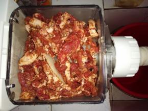 腌制好的猪肉放入面条机搅拌桶里，加盖。