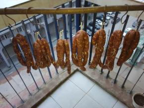 悬挂于阴凉干燥处至肠衣外收干水分。