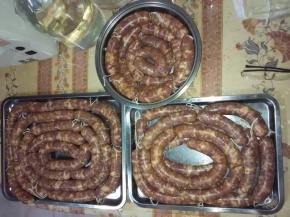 灌好的香肠平摊在平盘里静置数小时，用纯棉线将香肠分别系好成若干小节。